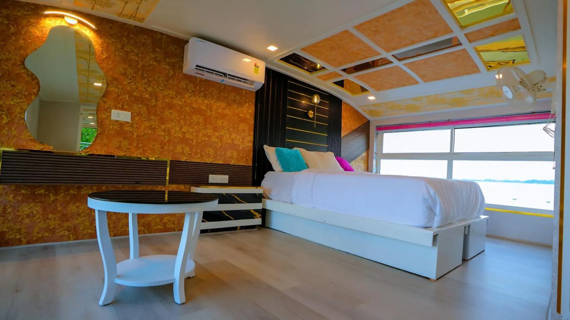 Beach Paradise Day Cruise Houseboat Alappuzha India