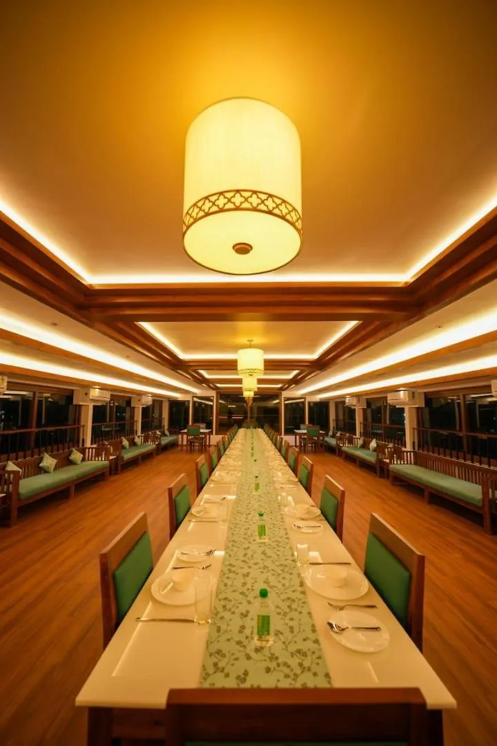 *** Botel Beach Paradise Day Cruise Houseboat Alappuzha India