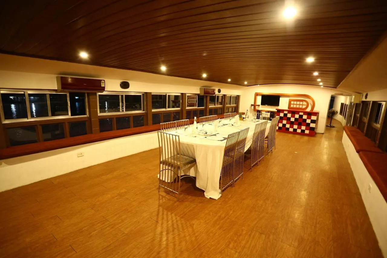 Beach Paradise Day Cruise Houseboat Alappuzha 3*,  Indie