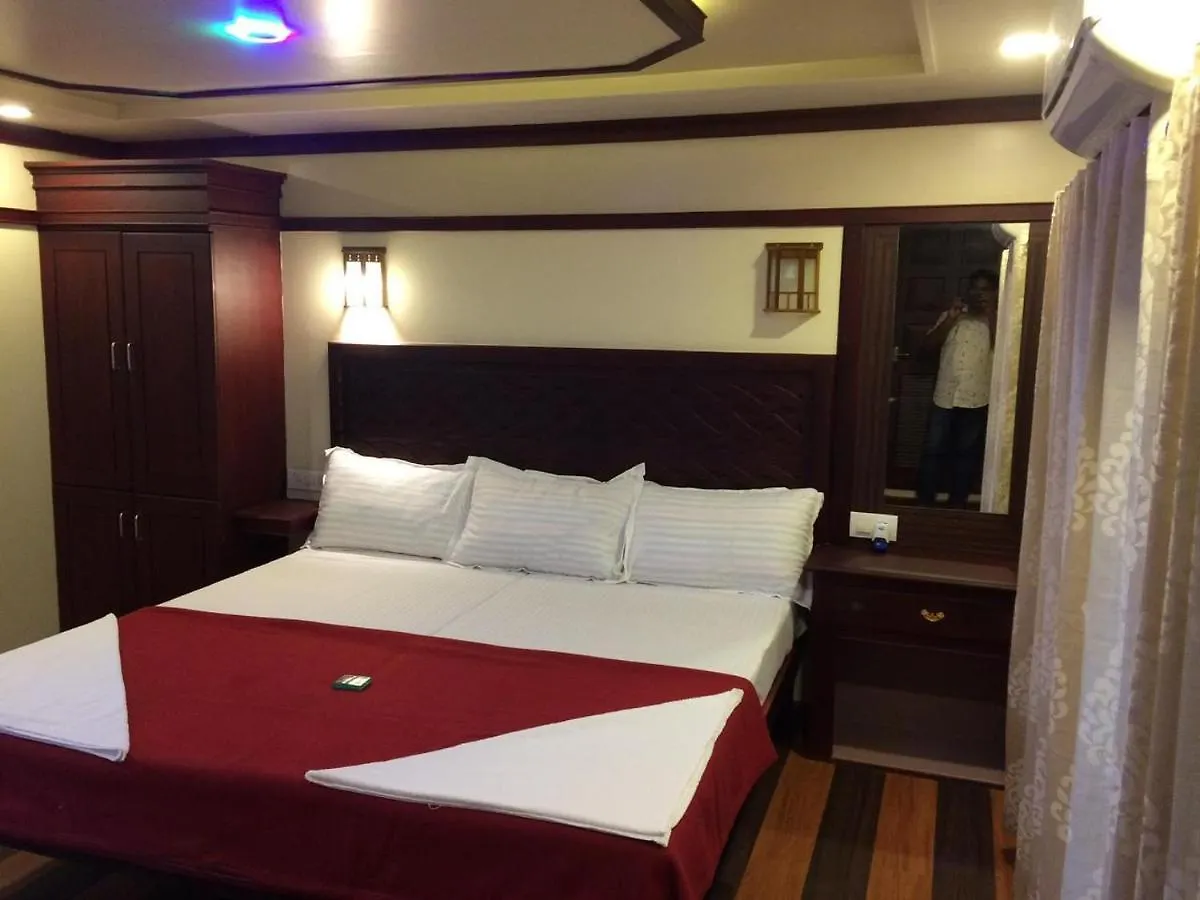 Beach Paradise Day Cruise Houseboat Alappuzha 3*,  Indie